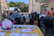 Un beau moment de solidarité : des résidents chapeliers d'un jour à Hyères