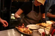 Un demi-poulet à 40 dollars à New York : le scandale du poulet agite les réseaux