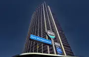 Un grimpeur escalade la tour Montparnasse à mains nues et sans sécurité