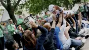 Un Stéphanois en astronaute s'envole sur un Paquito à la Feria d'Alès