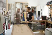 Une guitare électrique unique à partir du bois brûlé de Notre-Dame