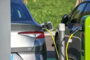 Ventes de voitures électriques en forte hausse en France en 2025