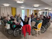 Yoga du rire : 40 seniors et familles réunis aux Jardins du marais