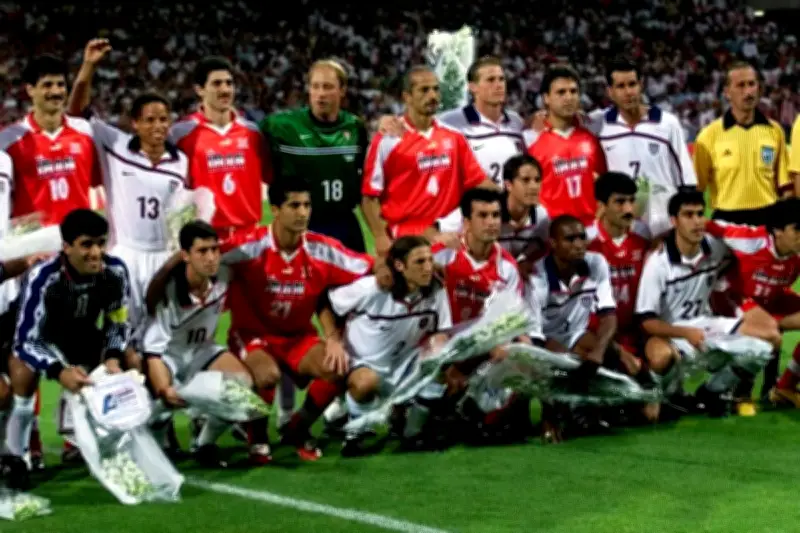 1998 : le geste de paix des footballeurs américains et iraniens