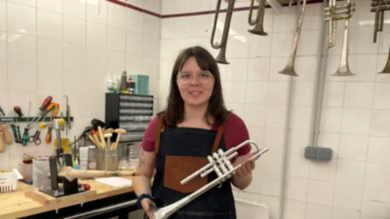 À 27 ans, Angèle Lesluin ouvre son atelier de réparation de cuivres à Nîmes