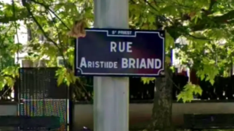 À 90 ans, il force la mairie à corriger une plaque de rue erronée en quelques heures
