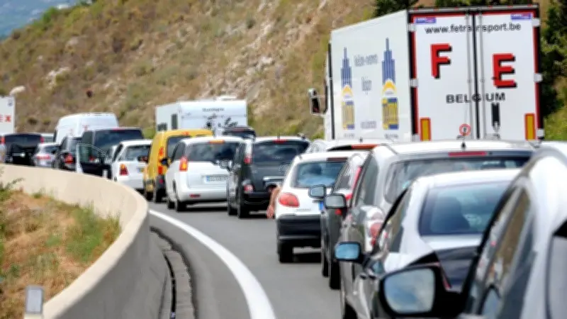 A75 fermée dans les deux sens après un incendie en bordure de voie