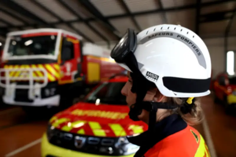 Accident mortel près de Toulon : une voiture percute un engin de chantier et prend feu