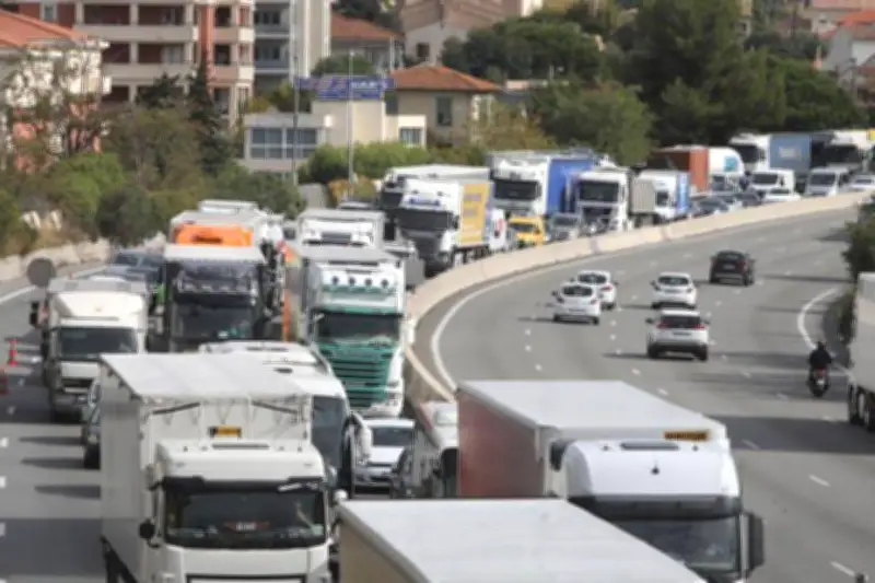 Accident sur l'A8 : un bus, un poids lourd et une camionnette impliqués