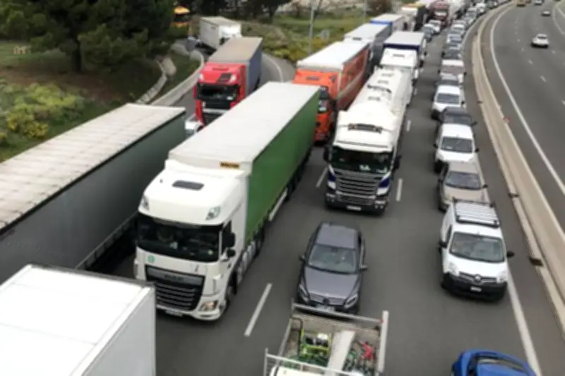Accident sur l'A8 : une voiture sur le toit, un blessé léger à Menton