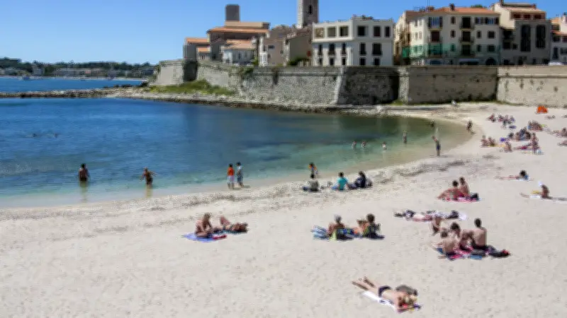 Accouchement inédit sur une plage de Marseille par des maîtres-nageurs
