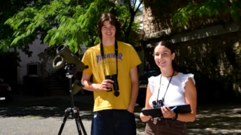 Adèle et Léopold comptent les nids d'hirondelles dans l'Hérault