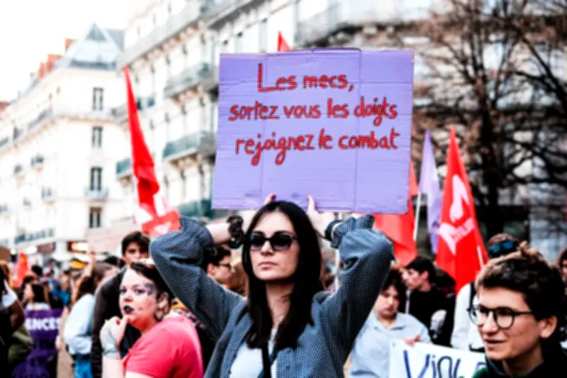 Affaire Lyhanna, affaire Bruel : lettre aux hommes qui ont piscine