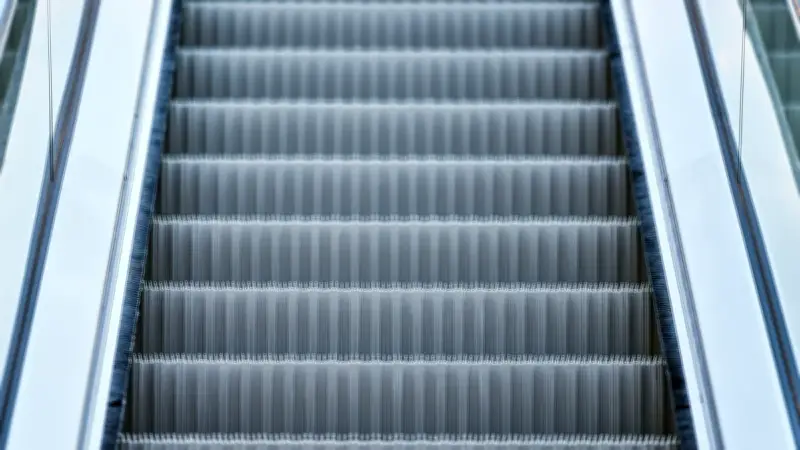 Amende de 200 euros pour avoir pris un escalator à contresens : la SNCF accuse la voyageuse de fuite