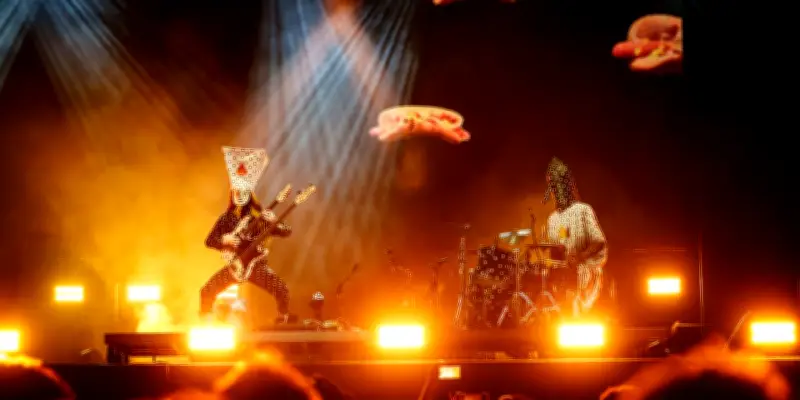 Angine de Poitrine, duo rock à pois québécois, tête d'affiche au Festival de jazz de Montréal