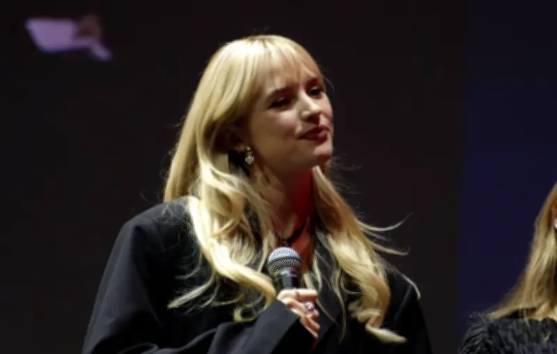 Angèle dévoile « Dis-le », un single hyperpop et techno engagé