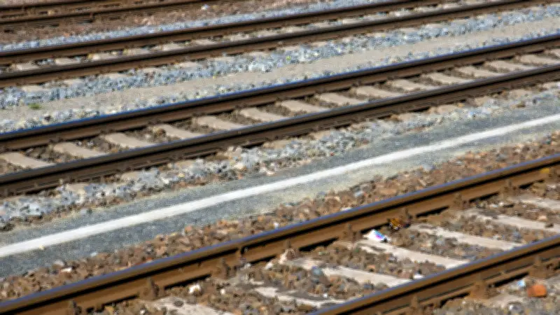 Angleterre : trois ouvriers ferroviaires manquent de peu d'être percutés par un train dans un tunnel