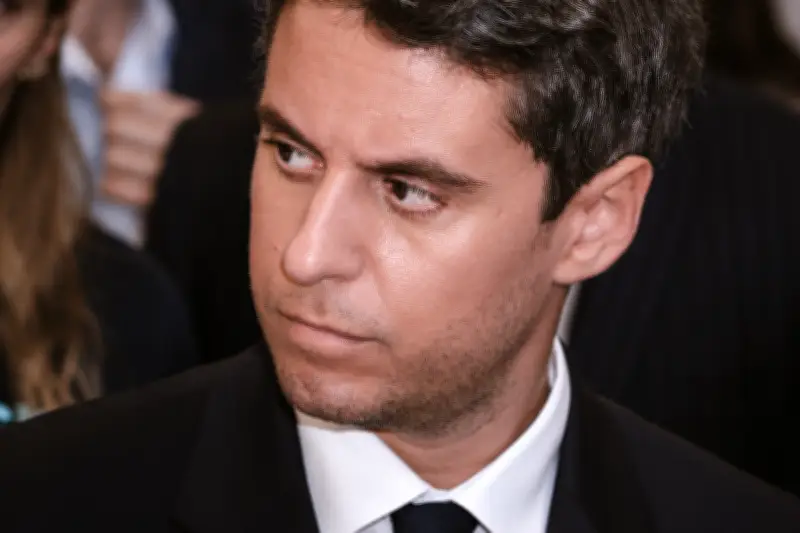 Attal critique l'exercice du pouvoir de Macron : classique, vertical, brutal
