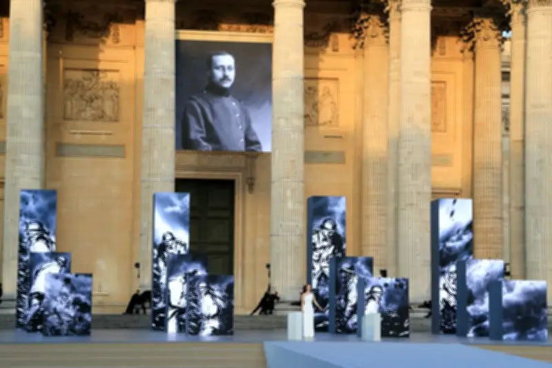 Au Panthéon, Macron honore Marc Bloch et met en garde contre l'esprit de défaite
