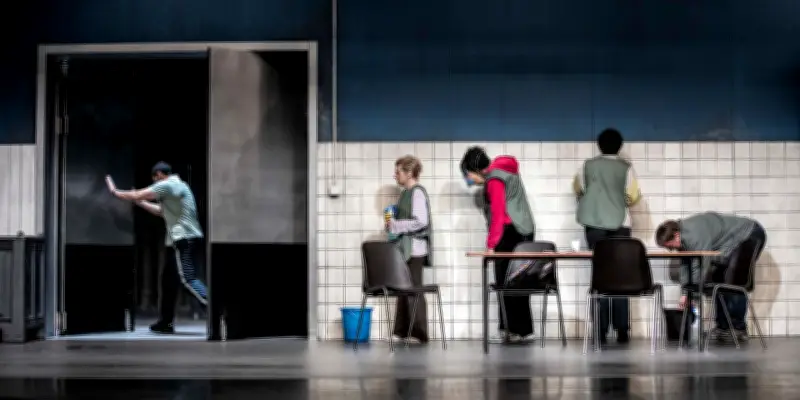 Au Théâtre des Abbesses, Alexander Zeldin sublime les gestes des travailleurs précaires