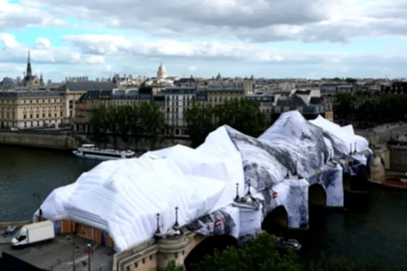 Avant JR et sa caverne déchirée : six catastrophes de l'art contemporain