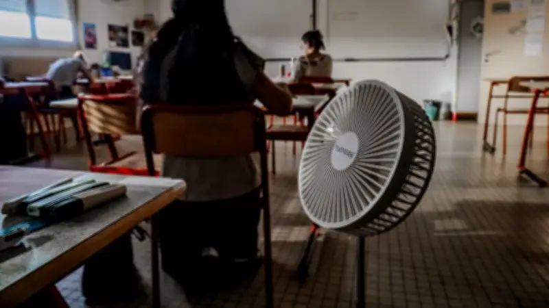 Bac sous canicule : horaires et rénovation scolaire en débat