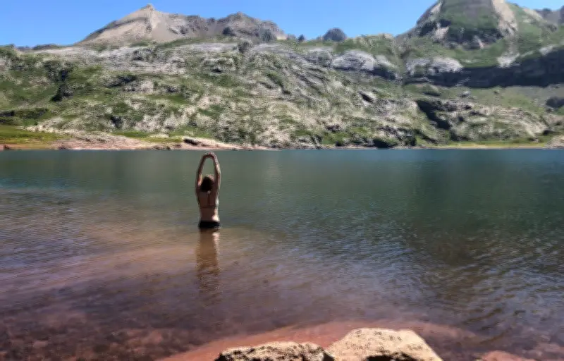 Baignade en lac de montagne : pourquoi il faut éviter pour préserver l'écosystème