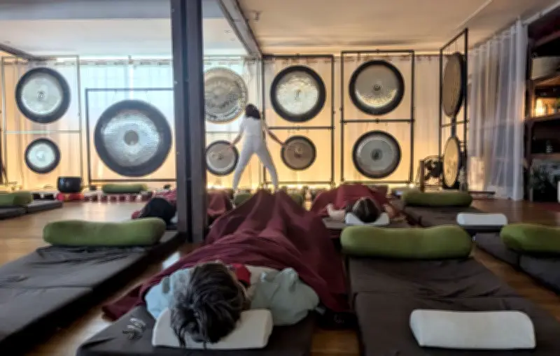 Bain sonore à Paris : immersion dans une séance de gong bath