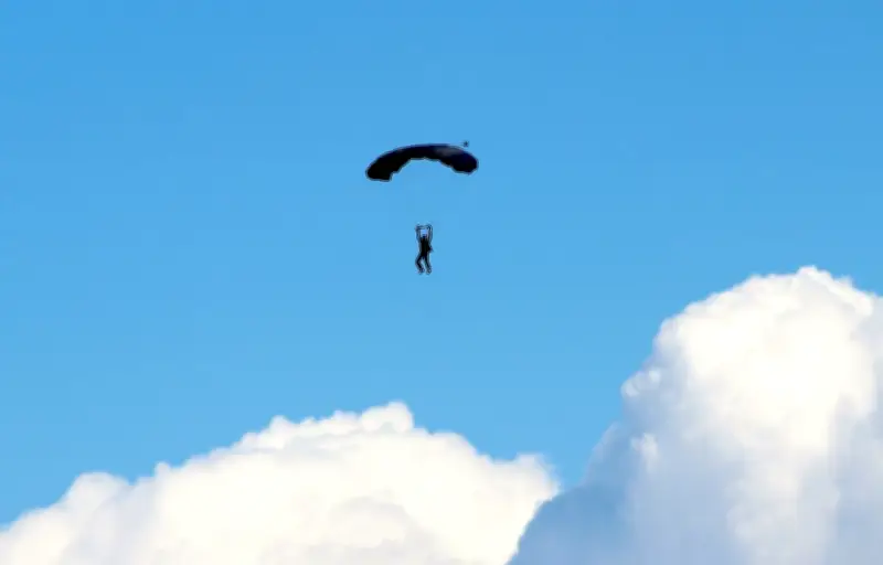 Baptême de saut en parachute décalé : elle évite la mort de justesse