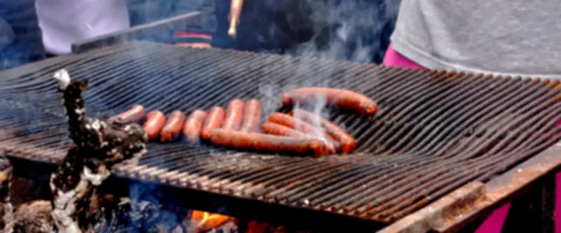 Barbecue en ville, balcon ou plage : réglementation et risques