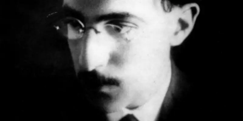 Biographie passionnante de Fernando Pessoa, génie aux multiples vies