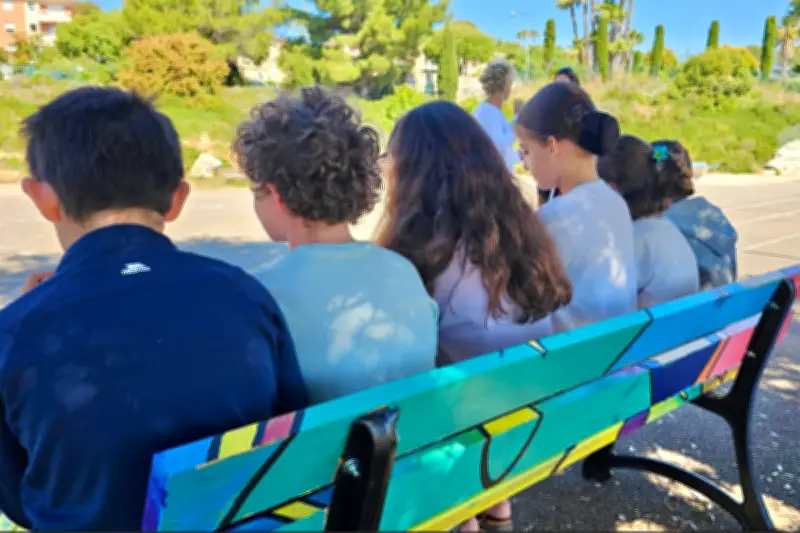 Biot inaugure un nouveau banc de l'amitié dans une école du village