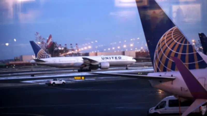 Blague macabre : un ado nomme son enceinte Bluetooth "bombe" et fait dérouter un avion