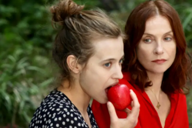 Blanche comme neige : Lou de Laâge et Isabelle Huppert, duo venimeux