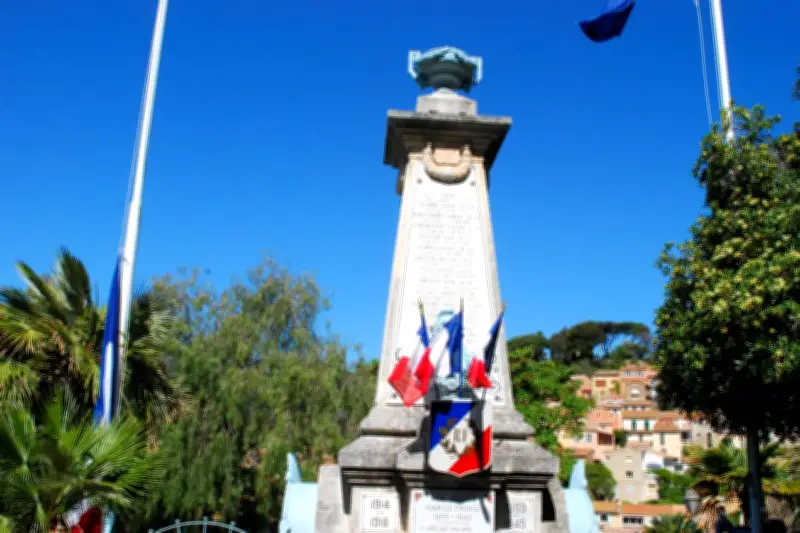 Bormes : le maire recadre l'opposition après un défilé de mode devant le monument aux morts