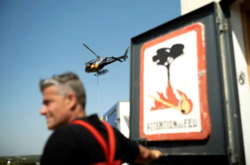 Bouches-du-Rhône : des pompiers forment leurs homologues à l'hélicoptère bombardier d'eau