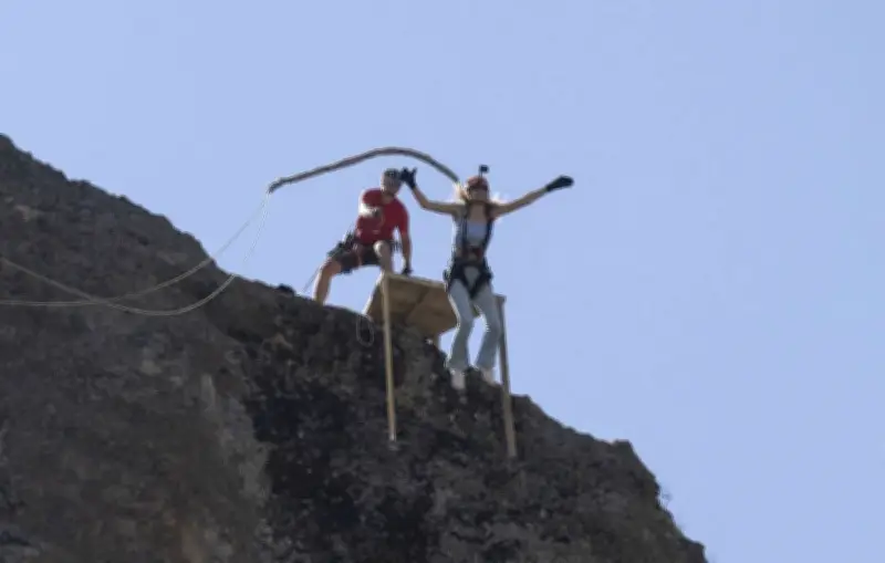 Brésil : une jeune femme meurt lors d'un rope jump sans être attachée