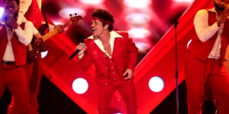 Bruno Mars enchante le Stade de France avec son funk romantique