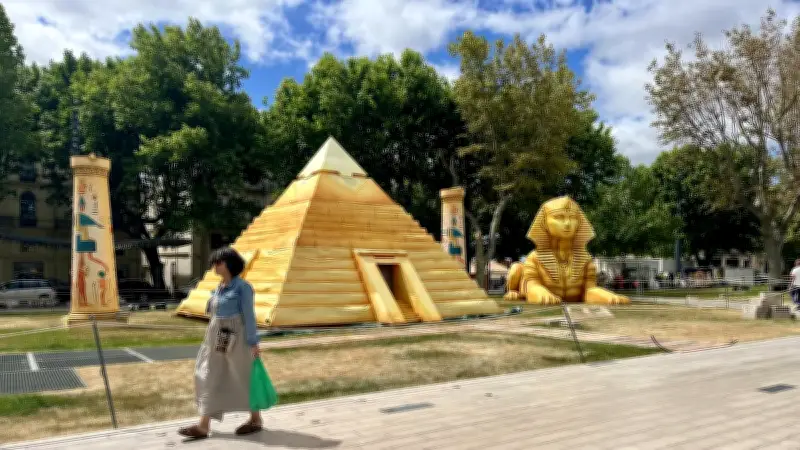Béziers : un voyage lumineux géant fait revivre Égypte, Chine et Inde