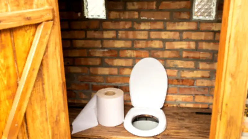 Californie : un campeur coincé 15 minutes dans des toilettes sèches