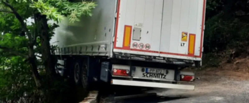 Camion coincé sur un pont en Lozère après une erreur de GPS