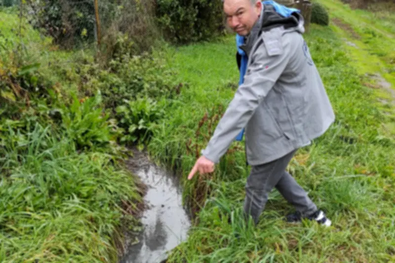 Canal contaminé par les eaux usées d'un camp de gens du voyage à Cagnes-sur-Mer