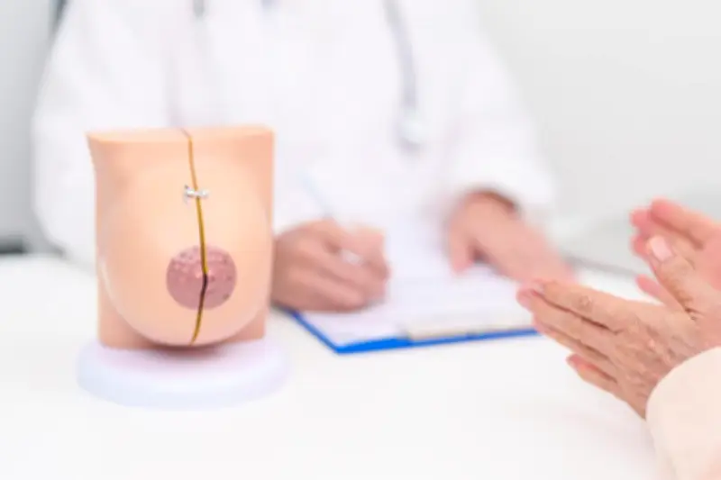 Cancer du sein après 70 ans : sous-représentation et soins personnalisés