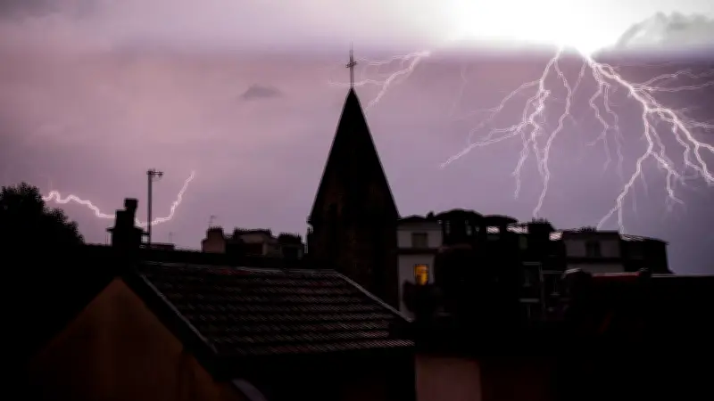 Canicule : 39 départements en orange, orages violents et rafales à 100 km/h lundi