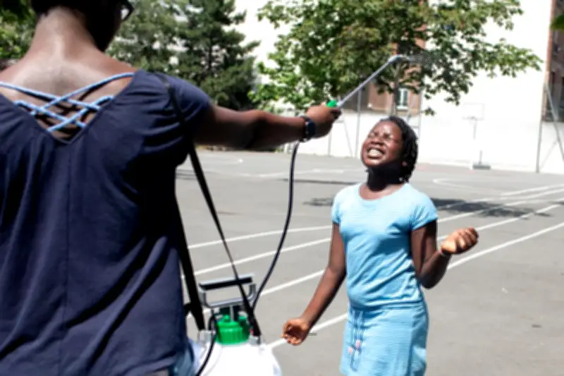 Canicule : 845 écoles fermées lundi, 1.800 établissements aménagent leurs horaires