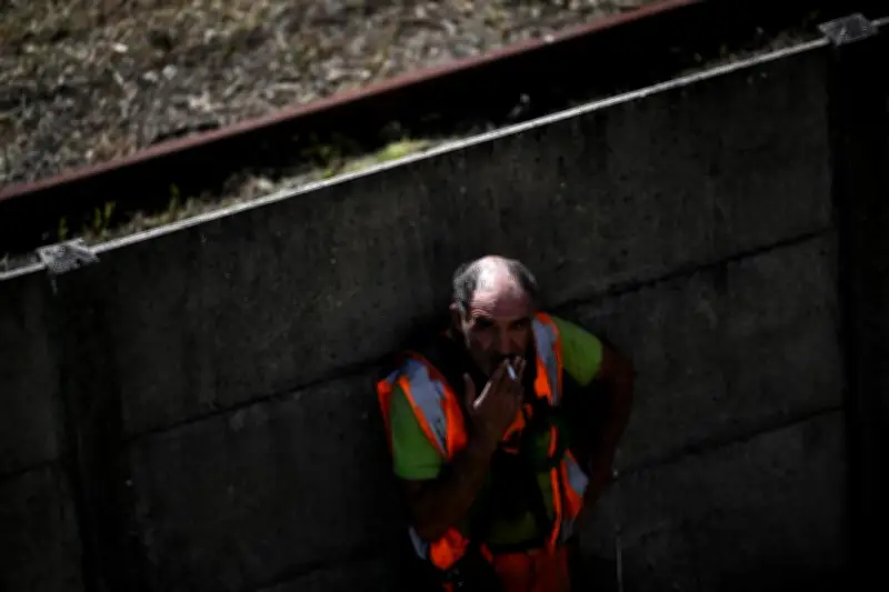 Canicule au travail : l'absurde « buvez de l'eau » face à 45°C