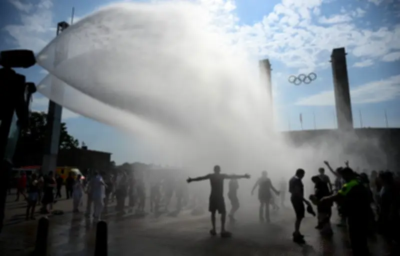 Canicule à Berlin : la police arrose les passants avec des canons à eau