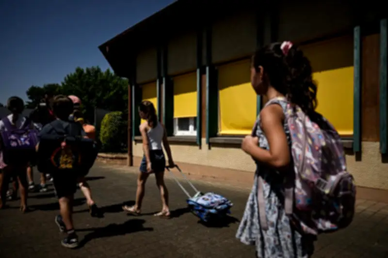 Canicule : des couvertures de survie sur les fenêtres d'une école pour lutter contre la chaleur