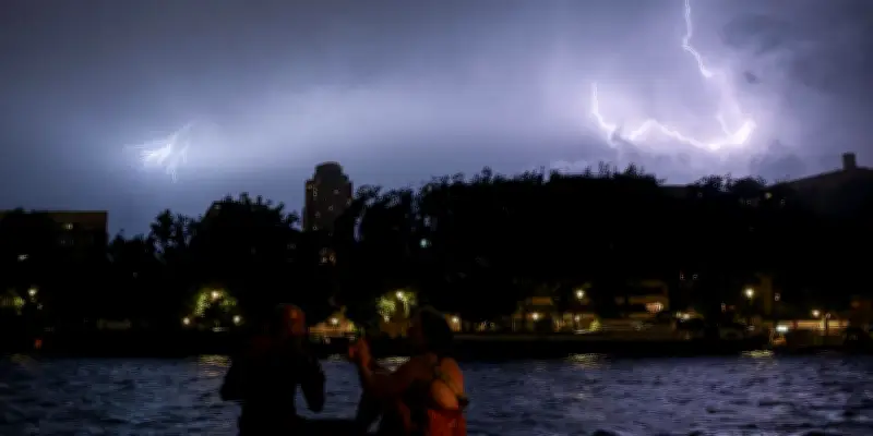 Canicule : fin de la vigilance rouge, orages violents attendus