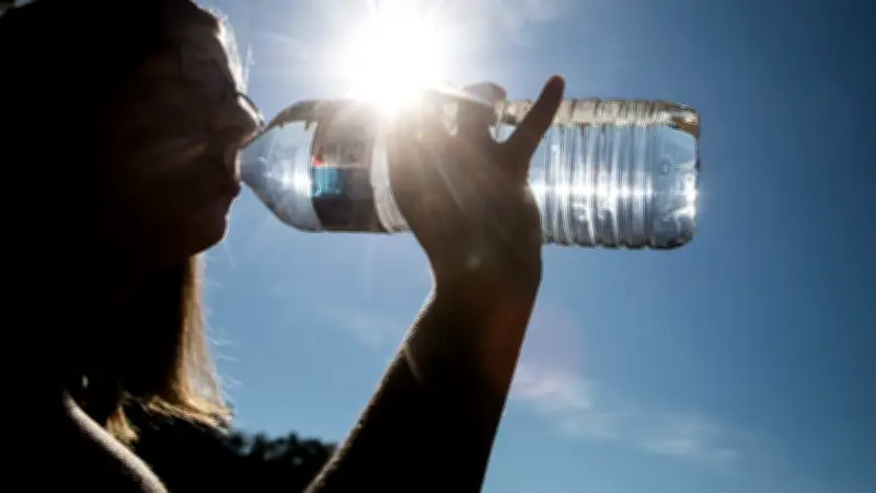 Canicule : l'excès d'eau peut provoquer une hyponatrémie dangereuse